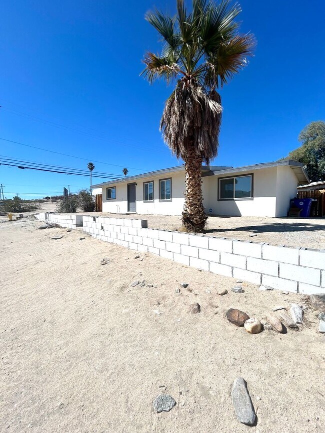Building Photo - Conveniently located 3 Bedroom 1 bathroom home