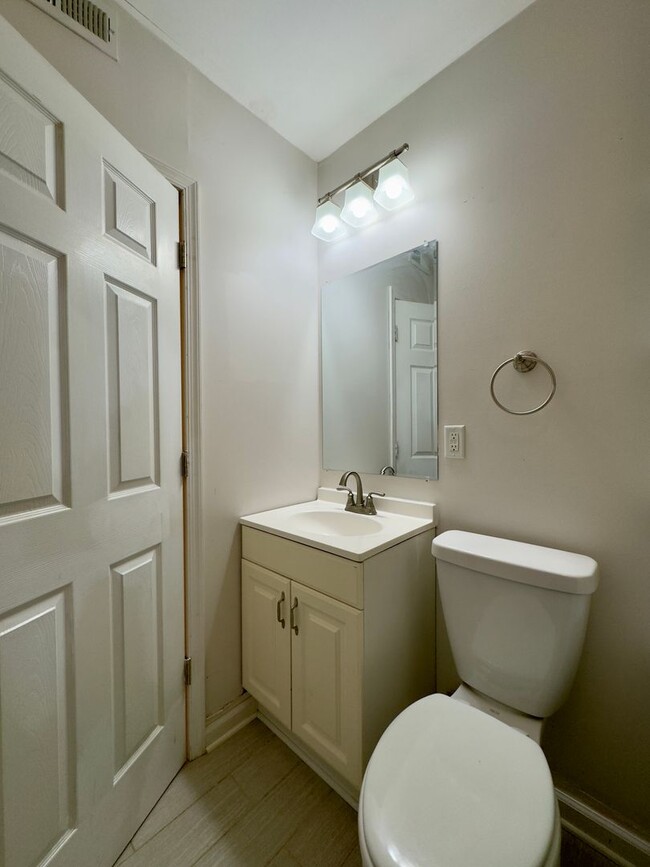 Building Photo - Apartment in Upper Fells Point!