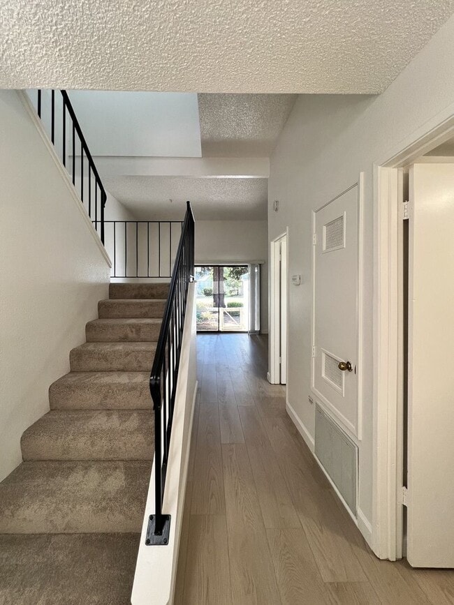 Building Photo - Spacious 2 Bed/2.5 Bath Napa Condo in Peac...