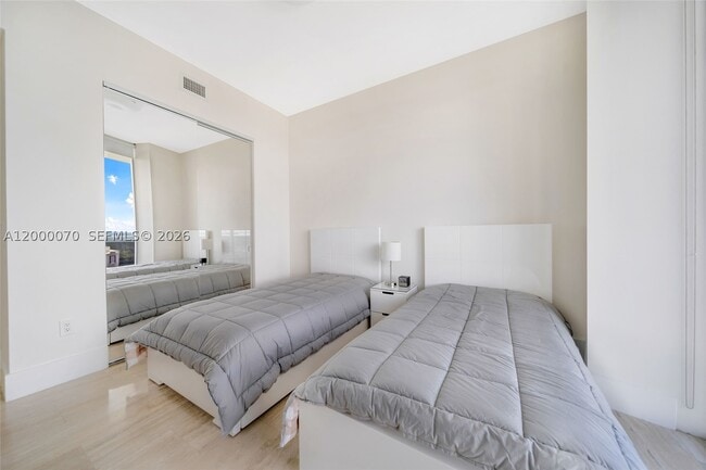 Building Photo - 16001 Collins Ave
