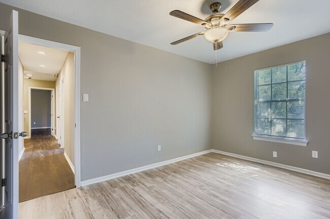 Building Photo - 4819 Brooklawn Dr