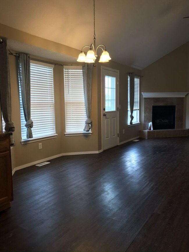 Building Photo - Republic Schools - Gorgeous 4 Bed 2 Bath 2 Car Garage For Rent