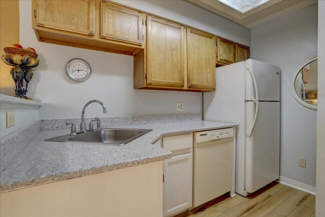 Building Photo - Top Floor FURNISHED 1 Bed/Office/Loft in P...