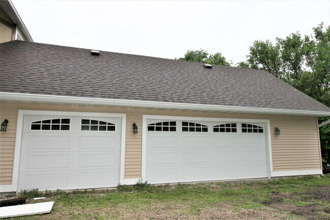 Building Photo - Beautiful 4 bedroom 2.5 house