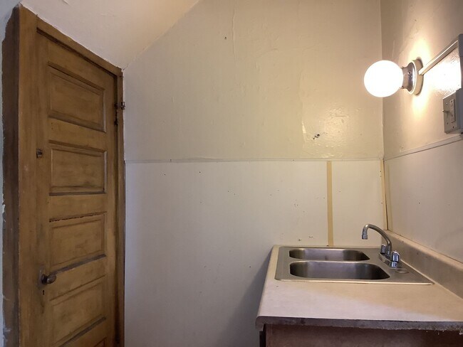 Building Photo - 501-503-503 McLane Ave