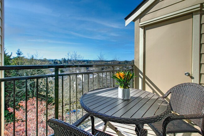 Building Photo - Beautiful Top Floor 2 Bed 2 Bath Condo in Factoria