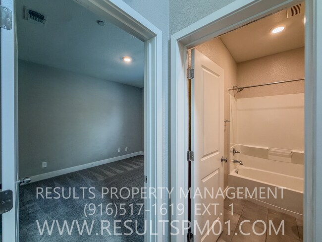 Building Photo - 587 River St
