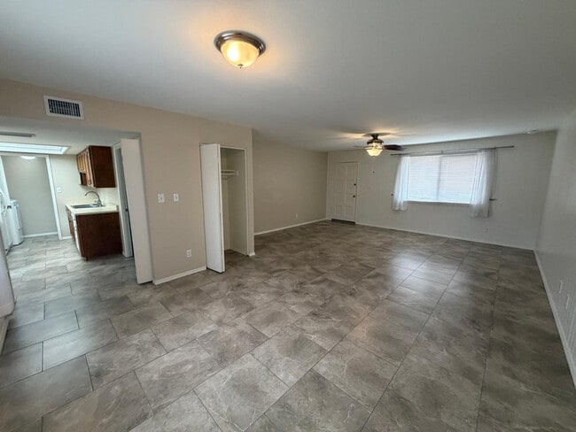 Building Photo - 1609 E Ellis Dr