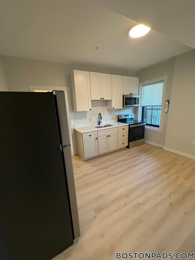 Building Photo - 28 Woodland St