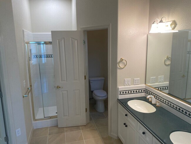 Building Photo - Beautiful Lakefront Home in the Vineyard! ...