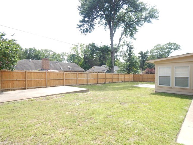 Building Photo - South Tyler, Beautiful 3 Bedroom, 2 Bath Home with RV Parking!