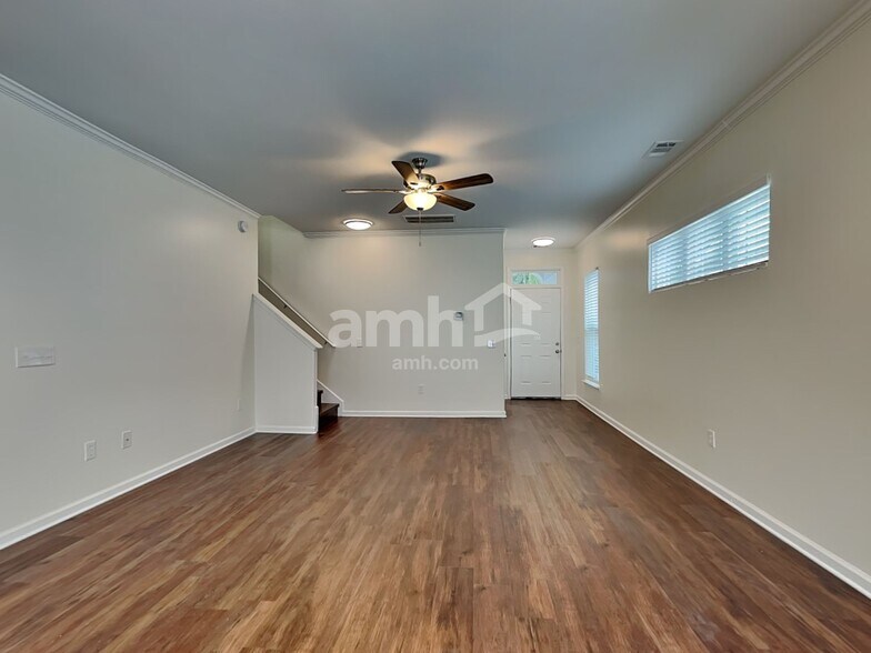 Building Photo - 625 Summer Hill Way
