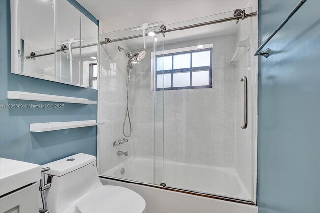 Building Photo - 815 NE 28th St