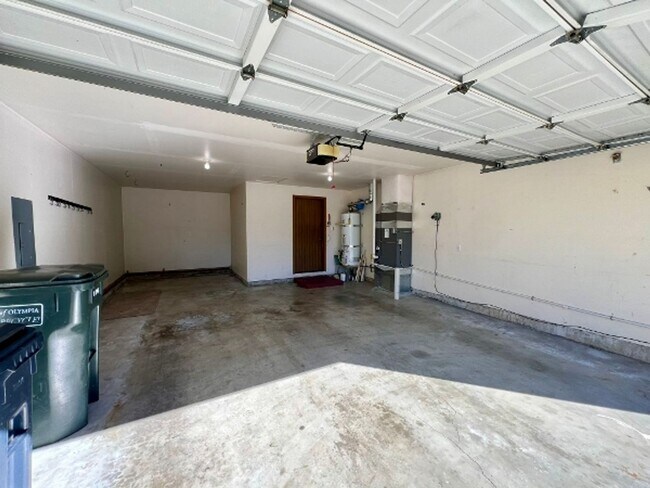 Building Photo - PENDING APPLICATION; 3 BD w/ Vaulted Ceiling