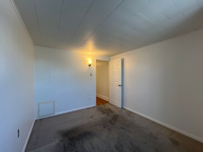 Building Photo - Large, well-maintained 4-bedroom, 1-bathroom row home