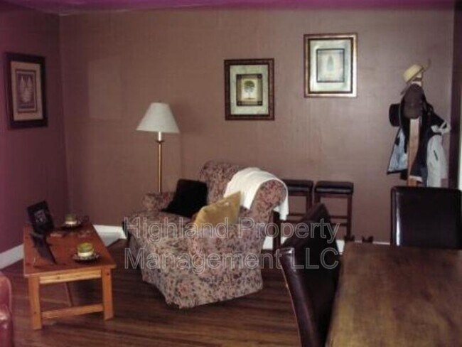 Building Photo - 215 SE High St