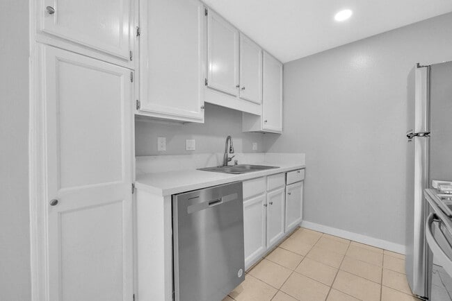 Building Photo - Modern 1BD Retreat with Dishwasher, Pool & Spa