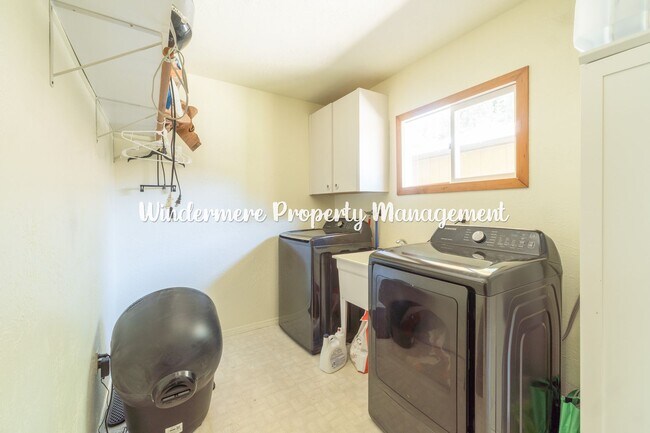 Building Photo - Peaceful and bright 3 bed in Kingston, walk to ferry, with Dry Sauna!