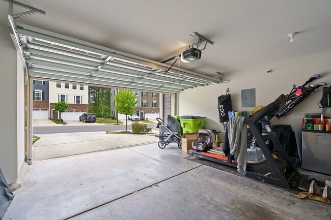 Building Photo - 3be/2.5ba 3-Level Townhouse Key Location Between Durham and Chapel Hill