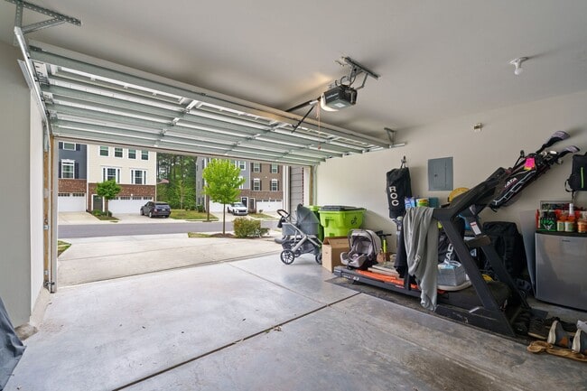 Building Photo - APPLICATIONS PENDING 3be/2.5ba 3-Level Townhouse Key Location Between Durham and Chapel Hill