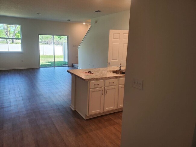 Building Photo - 3 BEDROOM 2.5 BATH TOWNHOME