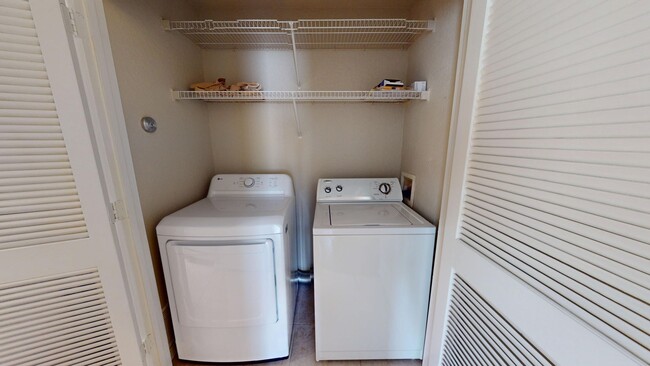Building Photo - Beautiful 2 bedroom 1 bathrrom condo in Vi...