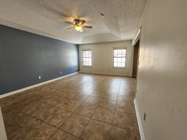 Building Photo - Beautiful 4 bedroom 2 bath Home