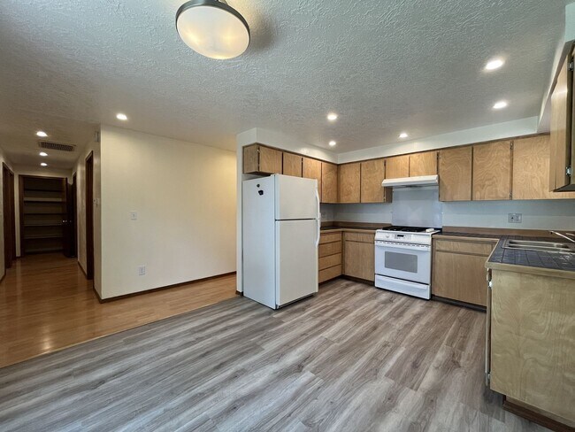 Building Photo - Comfortable Single-Level Living in Southwest Portland with Vaulted Ceilings, Spacious Backyard & ...