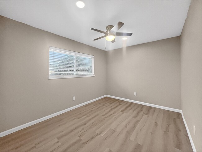 Building Photo - 409 W 18th St