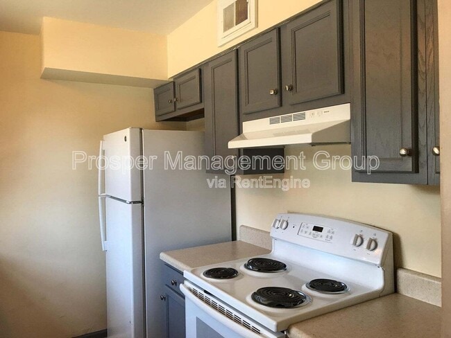 Building Photo - 120 Drake St