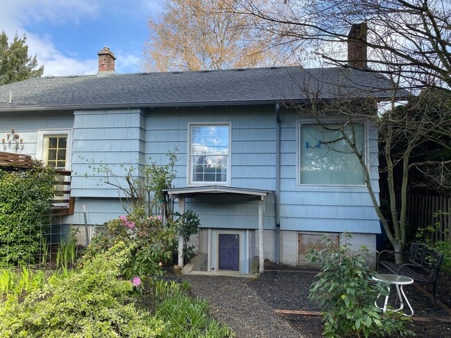 Primary Photo - Spacious Milwaukie Studio