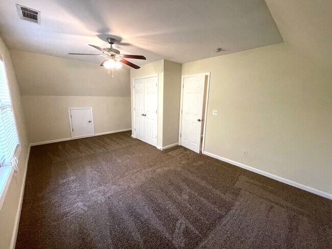 Building Photo - 5br House Near Campus