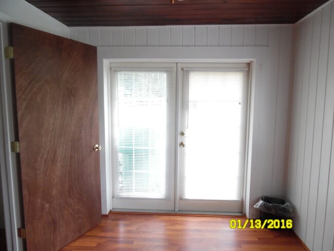 Building Photo - Lovely 2/1 home with beautiful natural wood interior