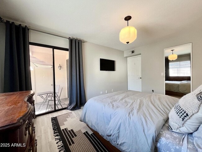 Building Photo - Spacious 1bdrm  light and bright bedroom with walk in closet