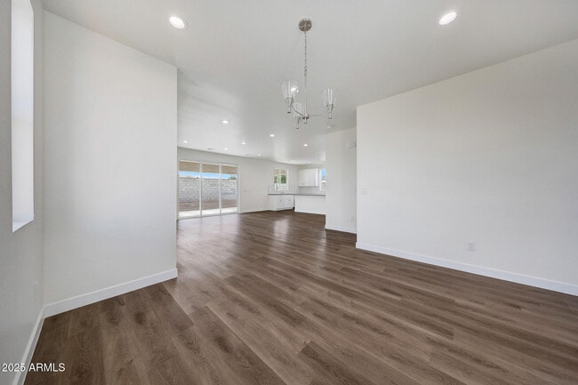 Building Photo - 921 E Desert Ln