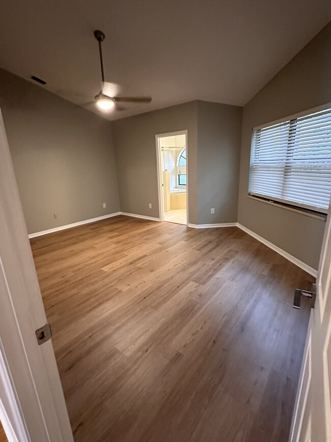 Main bedroom with ceiling fan - 2912 Lake Pineloch Blvd