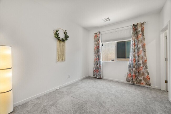Building Photo - Spacious 3-Bed, 2-Bath Home with 2-Car Gar...