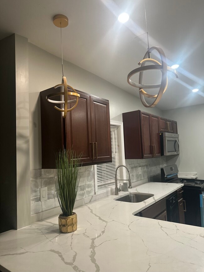 Building Photo - 4911 W Girard Ave