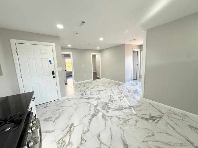 Building Photo - 41 Howe St