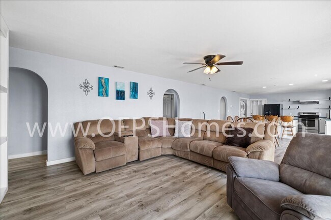 Building Photo - 13885 FL-20