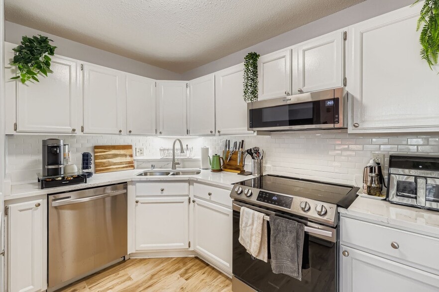 Building Photo - 2250 Ridge Dr