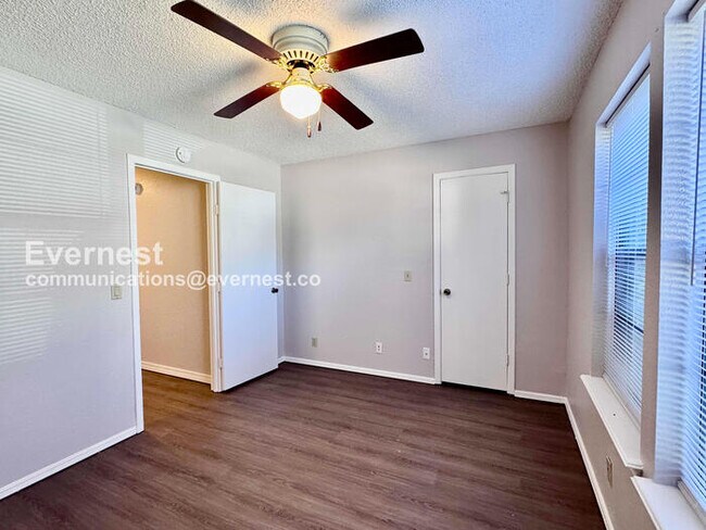 Building Photo - 3 Bed, 2 Bath Home with Garage / Pet-Friendly / Available Now!