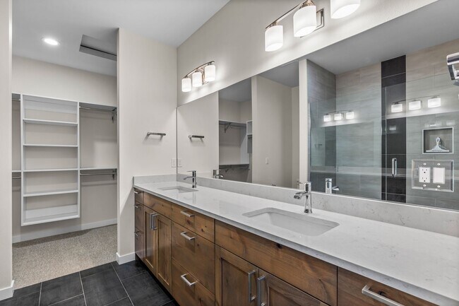 Building Photo - 899 NE Discovery Loop