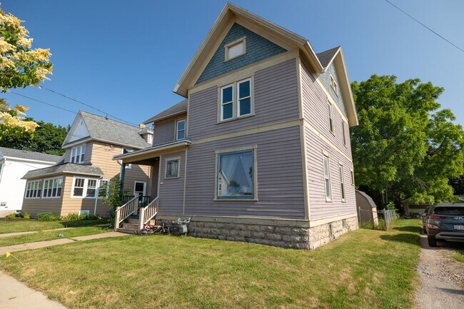 Building Photo - For Rent: 5 bed / 2 bath home in Oshkosh
