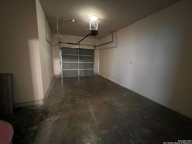 Building Photo - 2 Bedroom 2 Bath with Garage