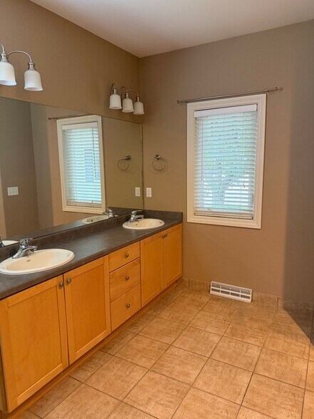 Building Photo - 4892 Monarch Dr
