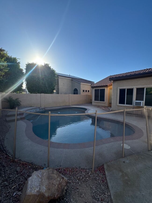 Building Photo - Upgraded home in Glendale with Pool