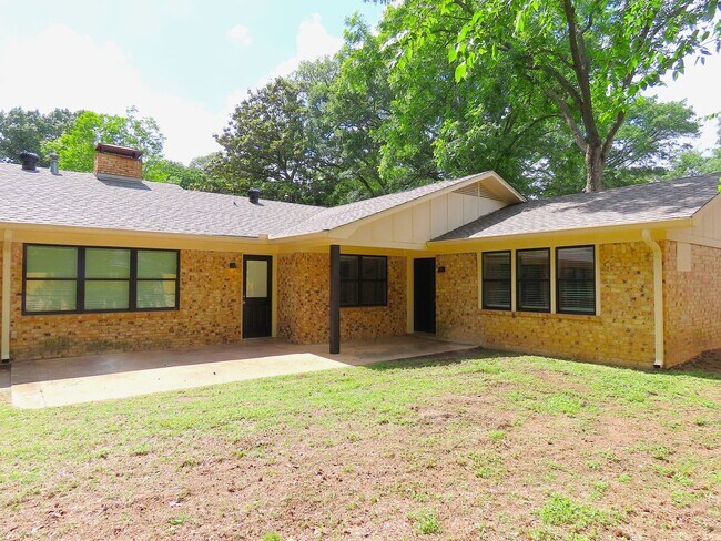 Building Photo - Updated 5 bedroom, 3 bathroom home in Tyle...