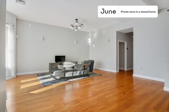 Building Photo - Room in Shared 5 bed/2.5 bath home in Roxbury