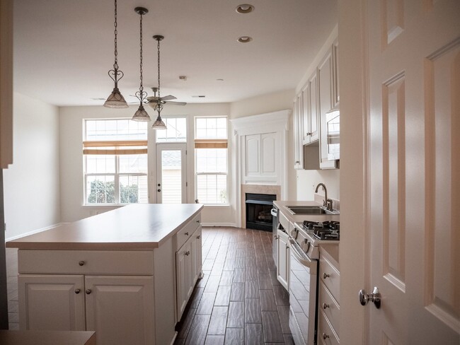 Building Photo - Your Dream Townhome Awaits!